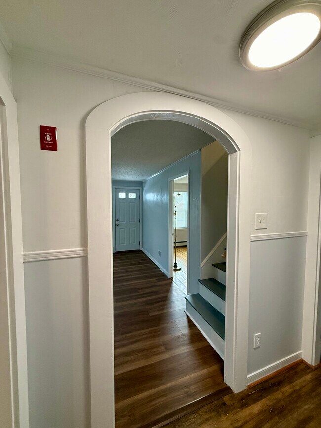 Building Photo - 1027 Monmouth St