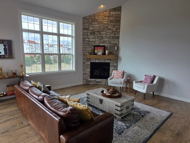 Building Photo - 5 bedroom Pewaukee home in Broken Hill