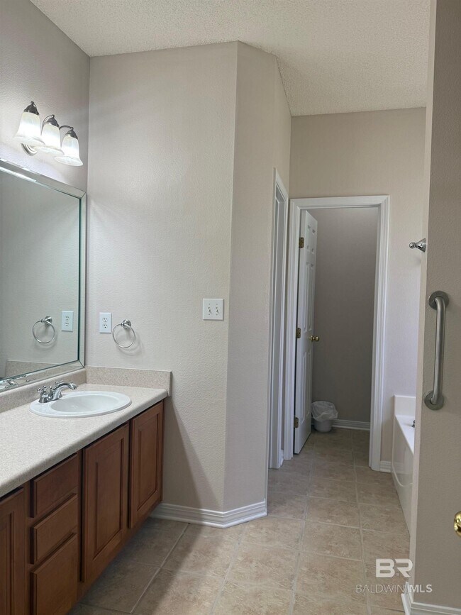 Building Photo - 21550 Palmer Ct