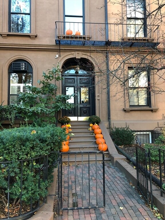Primary Photo - 103 Beacon St