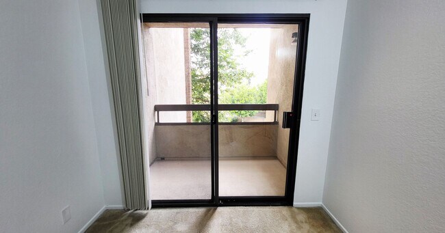 Building Photo - 2 Bedroom/ 2 Bath Condo In The Heart of Gl...