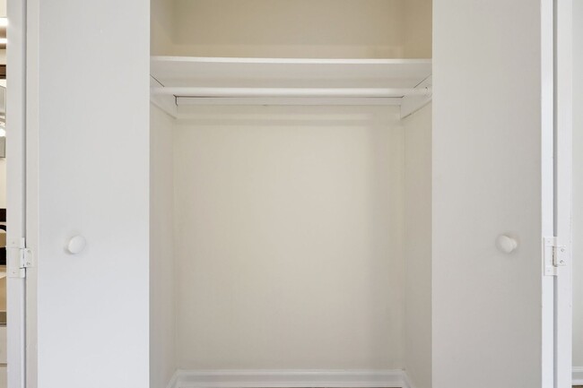 Building Photo - Updated 2BR Townhome in Prime Chapel Hill Location with Pool & Tennis!