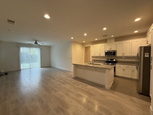 Building Photo - Modern 4-bedroom 3-bath available in Elk Grove