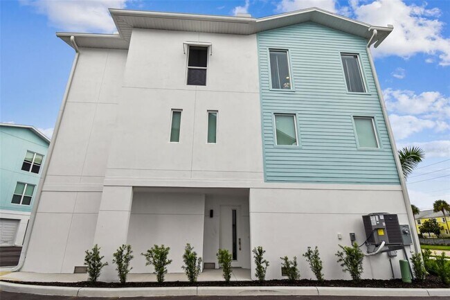 Building Photo - 3840 Pompano Dr SE