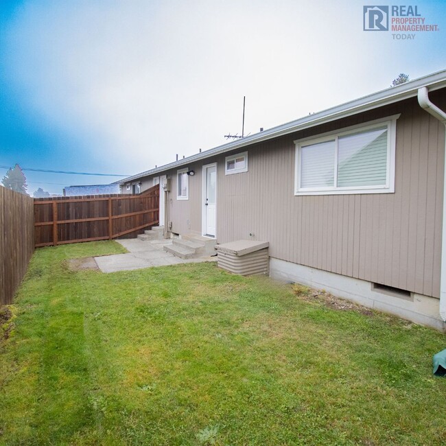 Building Photo - Newly Remodeled Duplex In Tacoma!