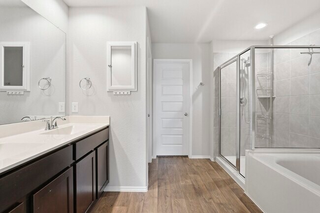 Building Photo - 3935 Country Club Dr