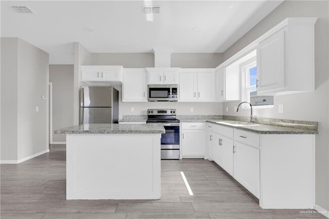 Building Photo - 16 S Dahlia St