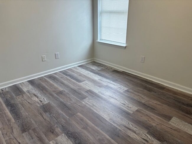 Building Photo - 203 Lake Forest Dr