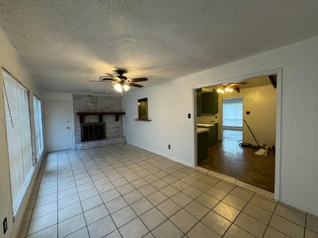 Building Photo - 2812 Live Oak Dr