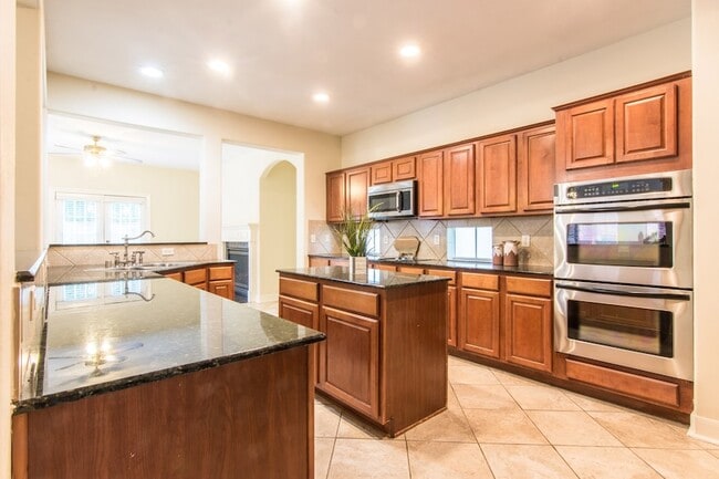 Building Photo - 1547 Lakeside Enclave Dr