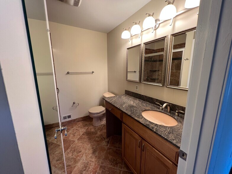 Main bathroom 3/3 - 2105 Bucknell Ter