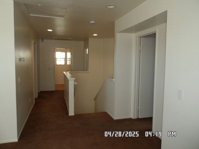 Building Photo - 3 Bedrooms, 2 1/2 Bathrooms, 2 Story, Loft...