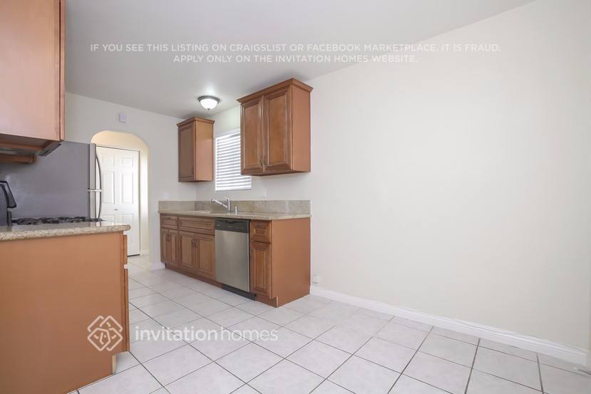 Building Photo - 452 Bard St