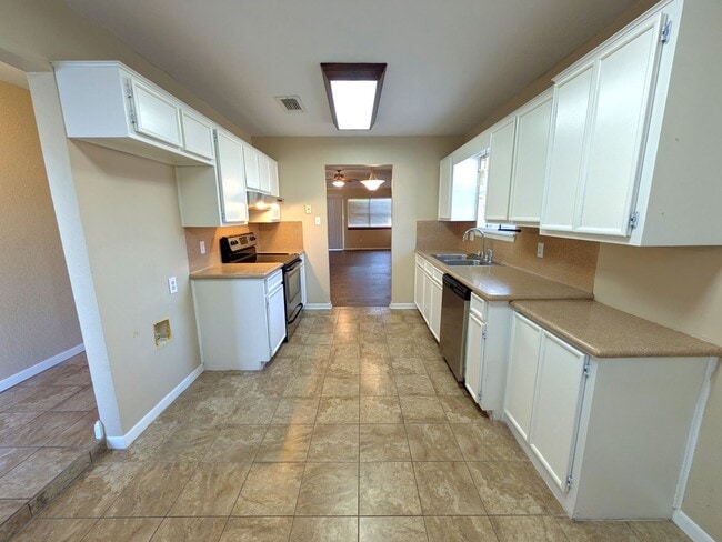 Building Photo - 7945 Blue Bonnet St