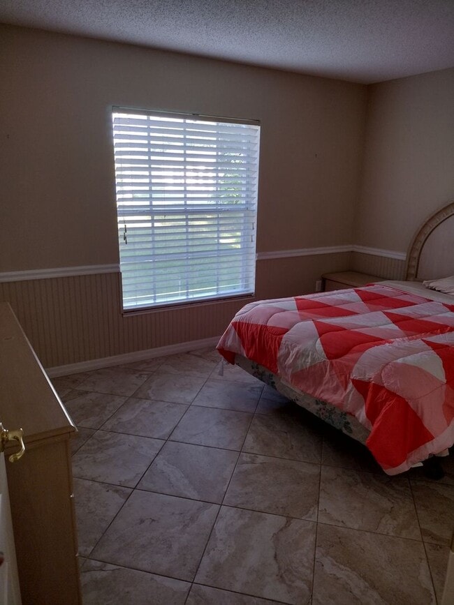 Building Photo - 3 Bedroom 2 Bath House 2 car garage with Large screened in porch! Tenant occupied till March 31st