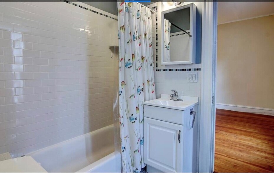 Bathroom - 173 Rochambeau Ave