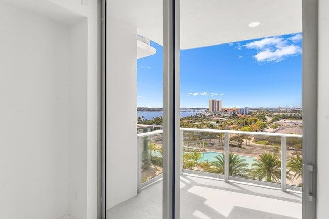 Building Photo - 220 Lake Shore Dr