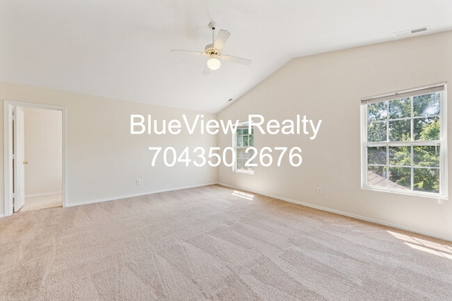 Building Photo - Beutiful 3 bed 2.5 bath with open area