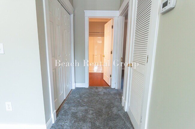 Building Photo - Open and Inviting End Unit