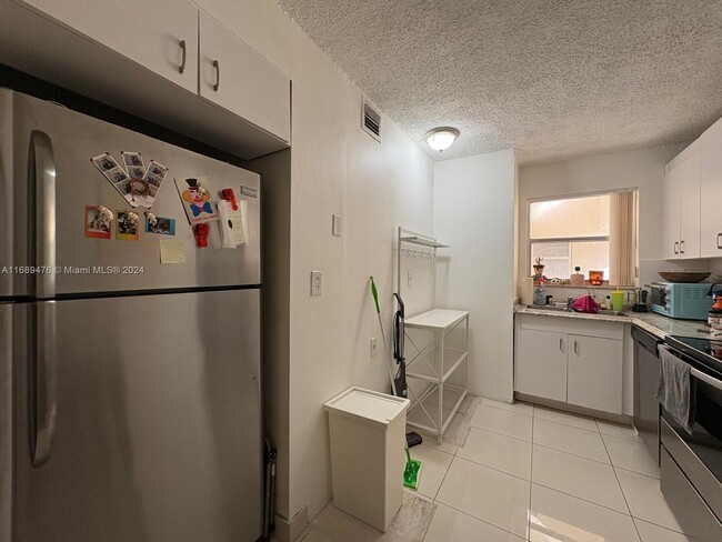 Building Photo - 8860 Fontainebleau Blvd