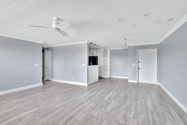 Building Photo - 810 Lake Shore Dr