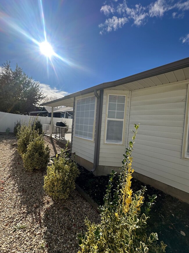 Building Photo - Tranquil & delightful 3-bedroom, 2-bathroom home that offers both comfort and convenience with it...