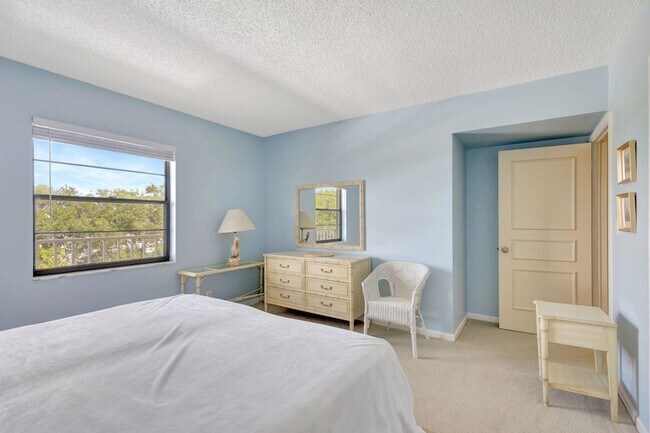 Building Photo - 300 N Hwy A1A