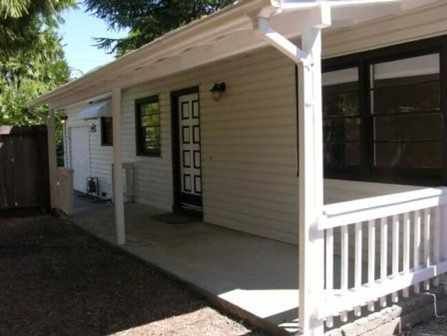 Building Photo - Cute Ranch Style Home With Large Backyard