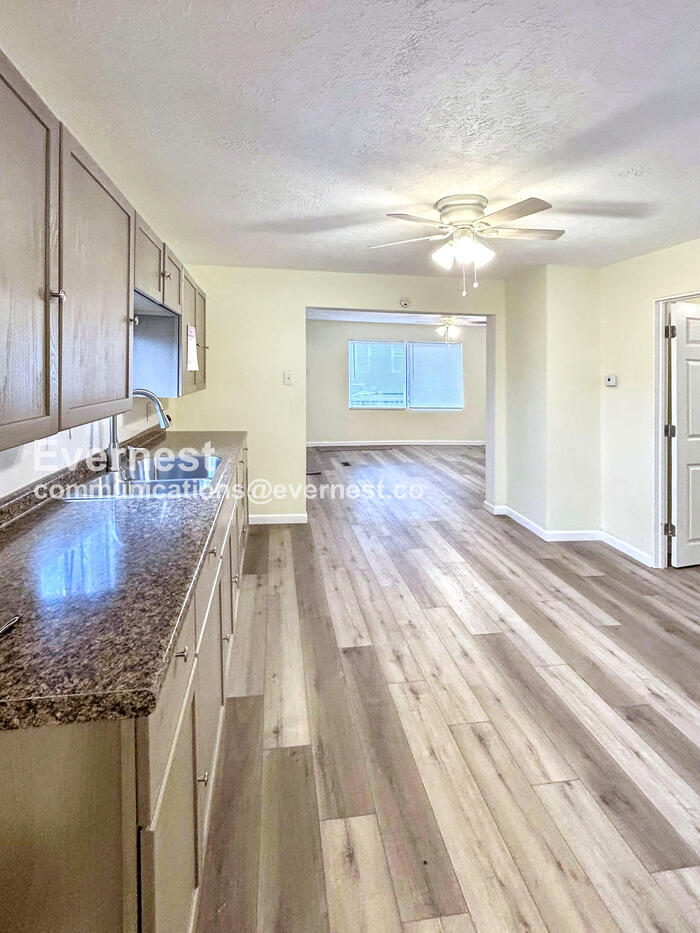 Building Photo - 1050 Holmden Ave