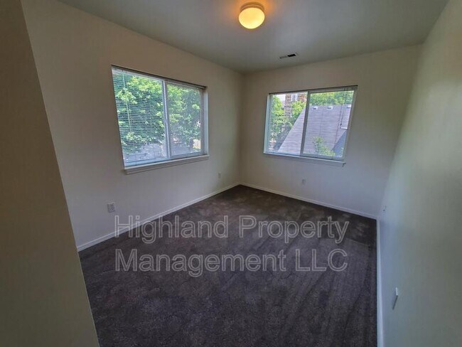 Building Photo - 324 NE Whitman St