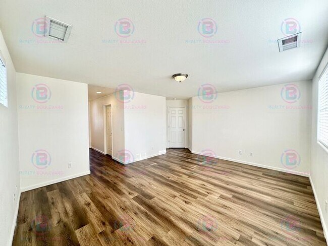 Building Photo - Spacious 4-Bedroom 3 Bath, 3 Car Garage Home with Loft, Living Room and Family Room Outdoor Kitch...