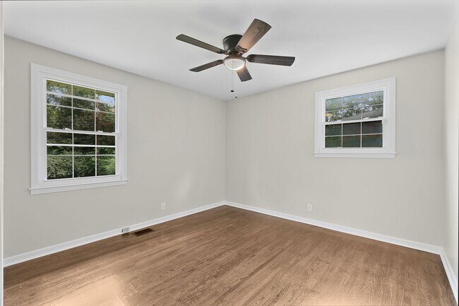 Building Photo - 3 Bedroom 2 Bath Home For Rent Near Downtown!