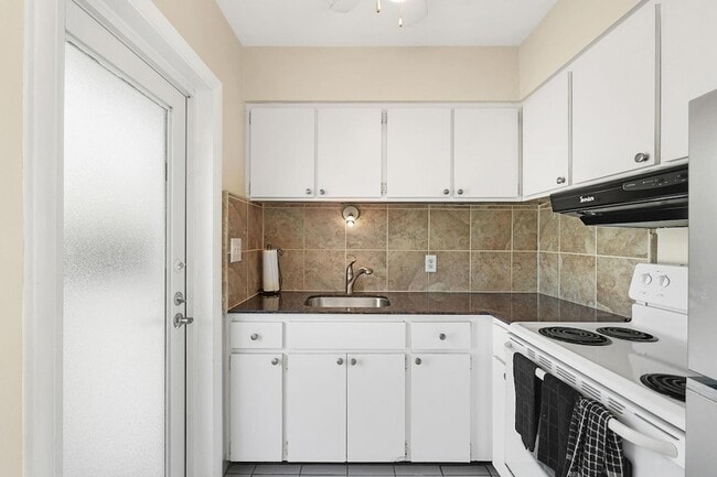 Building Photo - 2851 NE 30th St