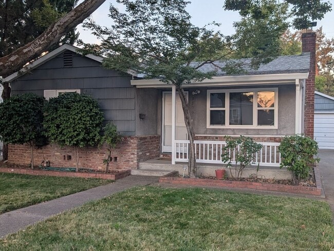 Building Photo - Charming Home Available in Tahoe Park!