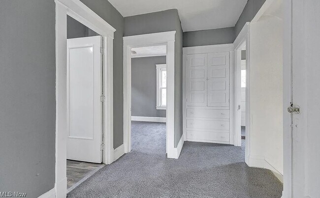 Building Photo - Newly Remodeled Home Available Now!