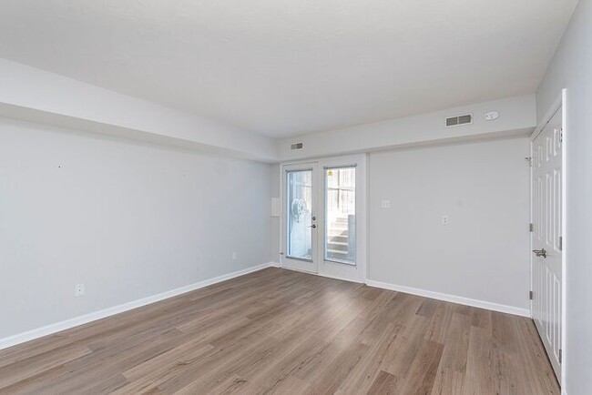 Building Photo - Spacious Updated 2 Bedroom Townhome in Bea...