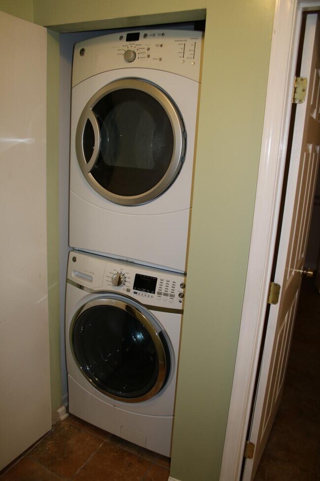 Washer and Dry - 1535 9th St NW