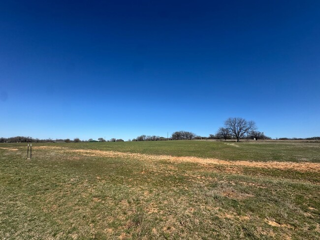 Building Photo - 6 acres / HORSES WELCOME / WATER INCLUDED ...