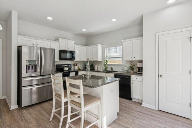 Building Photo - 566 Skye Dr