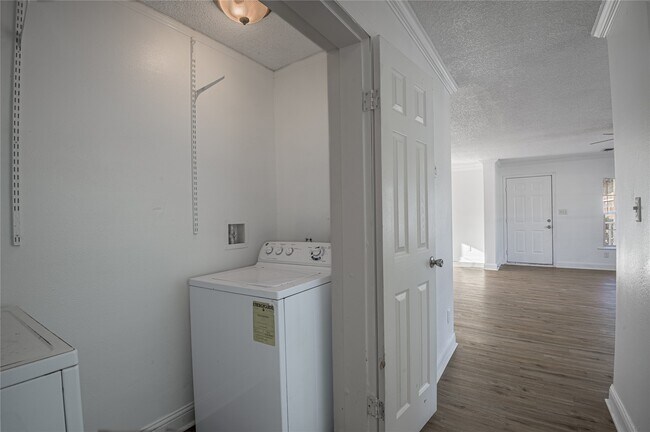 Building Photo - 121 Varsity Dr