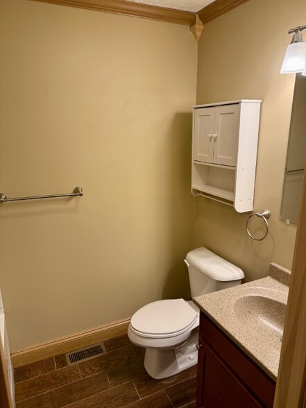 Building Photo - 1616 Spring Valley Dr