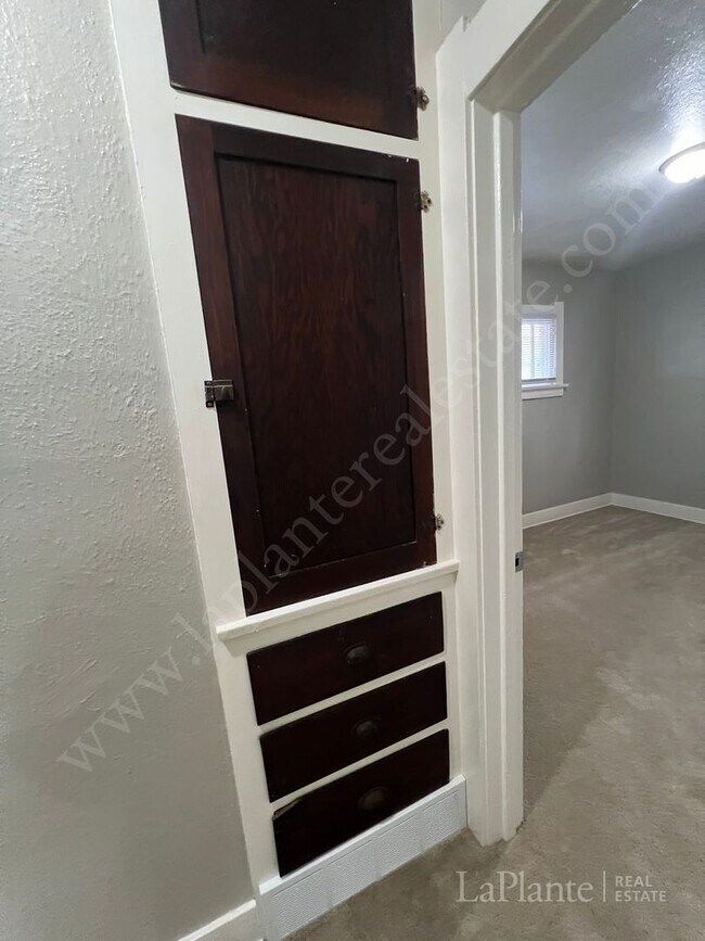 Building Photo - Bright Newly renovated Home in a Quiet West Toledo Neighborhood