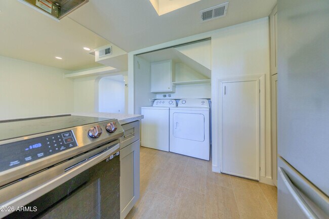 Building Photo - 4558 N 15th Ave