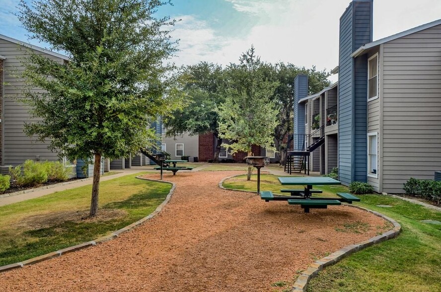 Oak Tree Village Apartments Outdoor Picnic Area for residents - Oak Tree Village