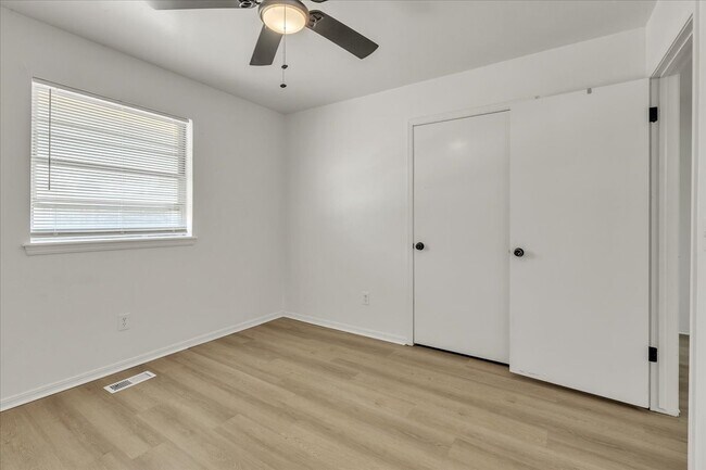 Building Photo - 9800 Willow Wind Dr