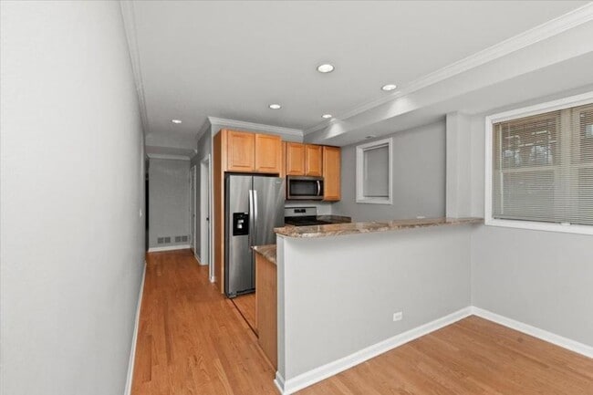 Building Photo - 2 bedroom in Chicago IL 60657
