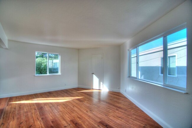 Building Photo - Fully Renovated Studio with Alcove Perfect...