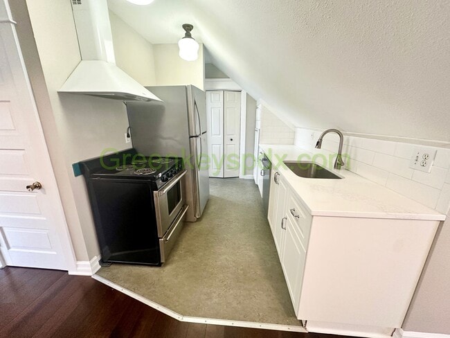 Building Photo - Gorgeous 1 Bedroom 1 Bath Top Floor Unit in Goose Hollow