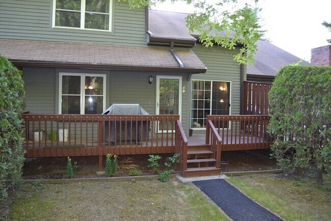 Building Photo - 31 E Bluff Rd