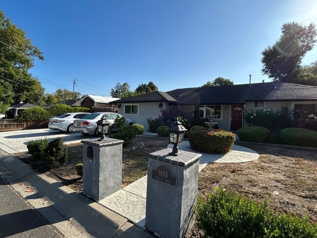 Building Photo - 1655 Merian Dr